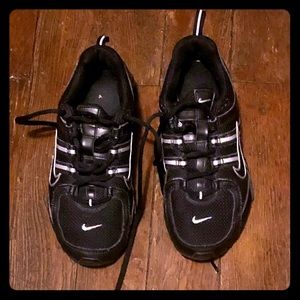 Nike shock black size 5y